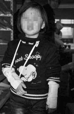 һ��(g��)СŮ�����p�ֹ���������Ę��߀�кܶ�Ѫ��